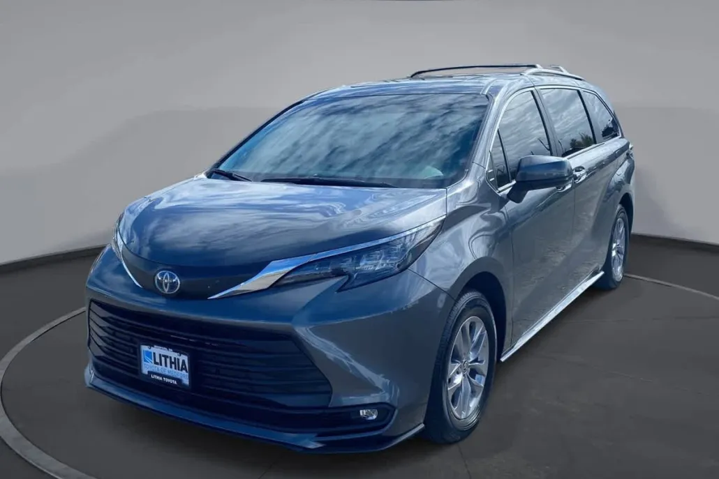 2025 Toyota Sienna XLE photo 1