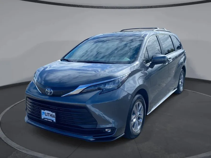 2025 Toyota Sienna XLE photo 1