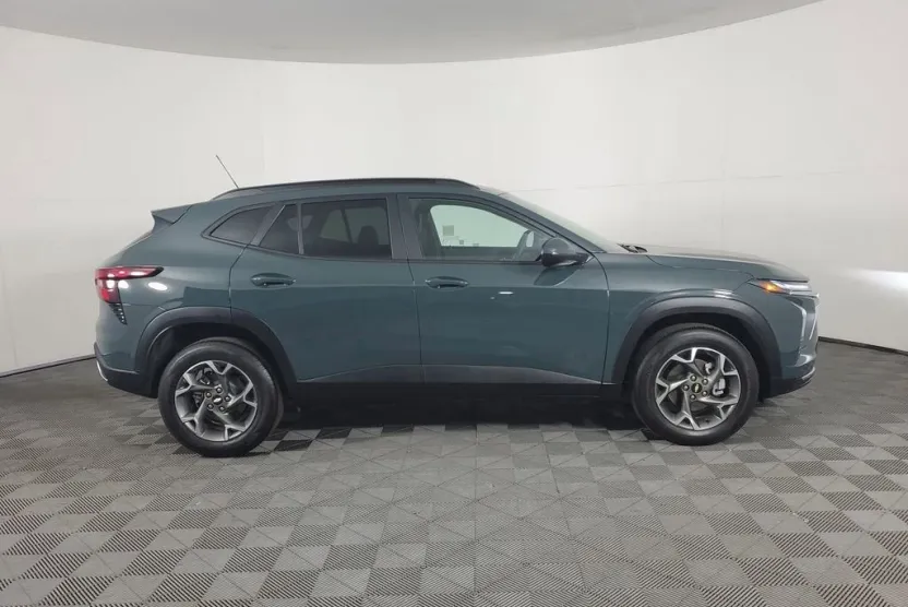 2025 Chevrolet Trax LT photo 1