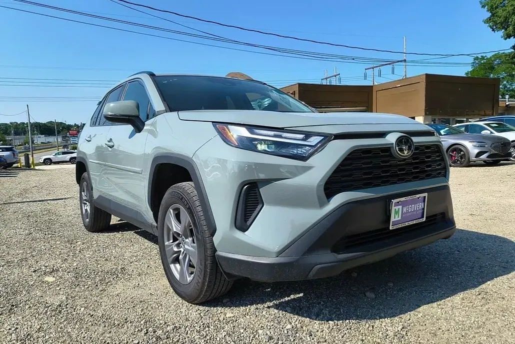 2022 Toyota RAV4 XLE photo 1