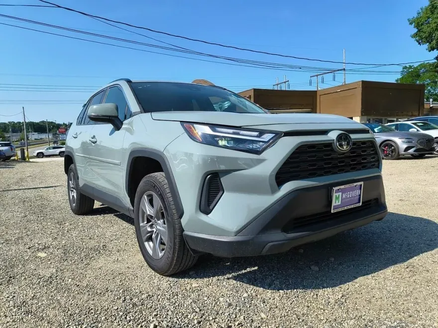 2022 Toyota RAV4 XLE photo 1