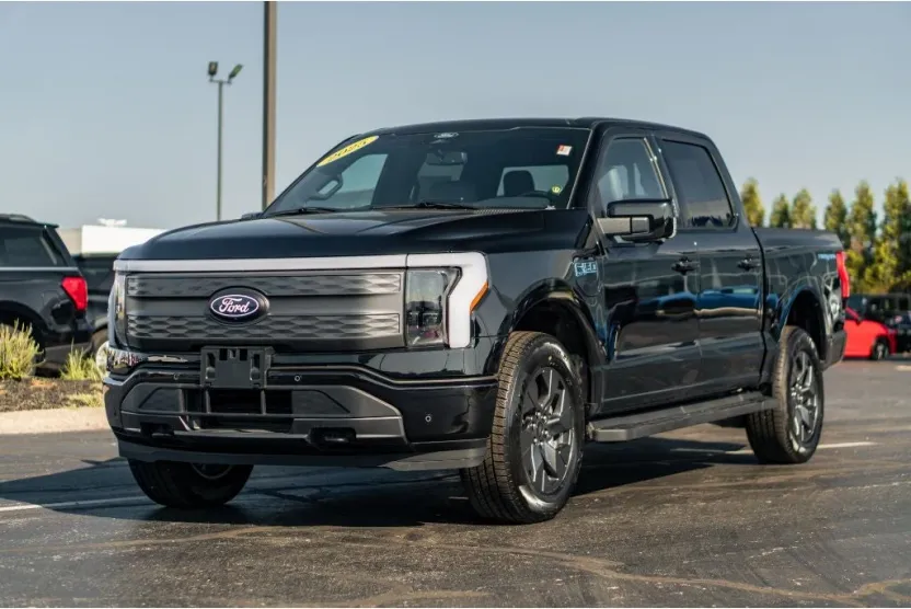 2025 Ford F-150 Lightning Lariat photo 1