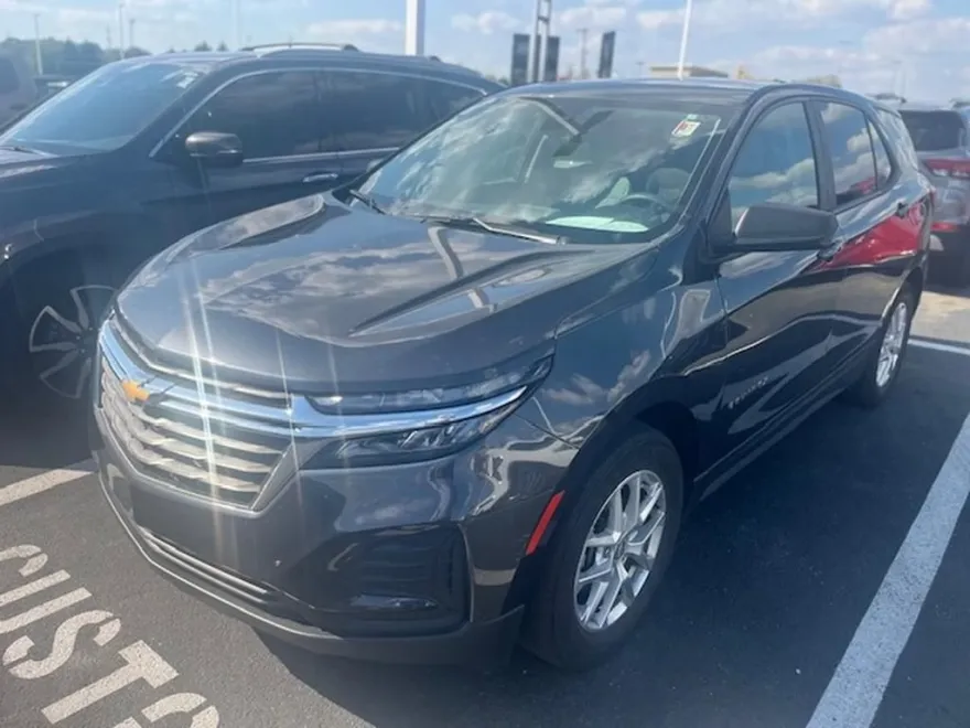 2022 Chevrolet Equinox LS photo 1