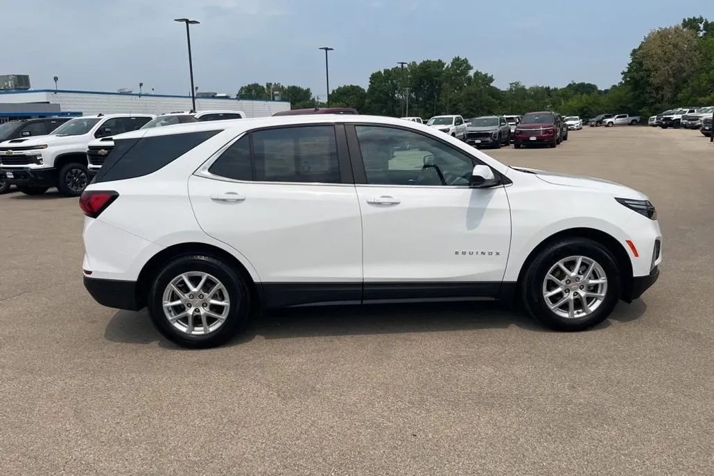 2023 Chevrolet Equinox LT photo 1