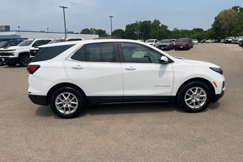 2023 Chevrolet Equinox LT photo 1
