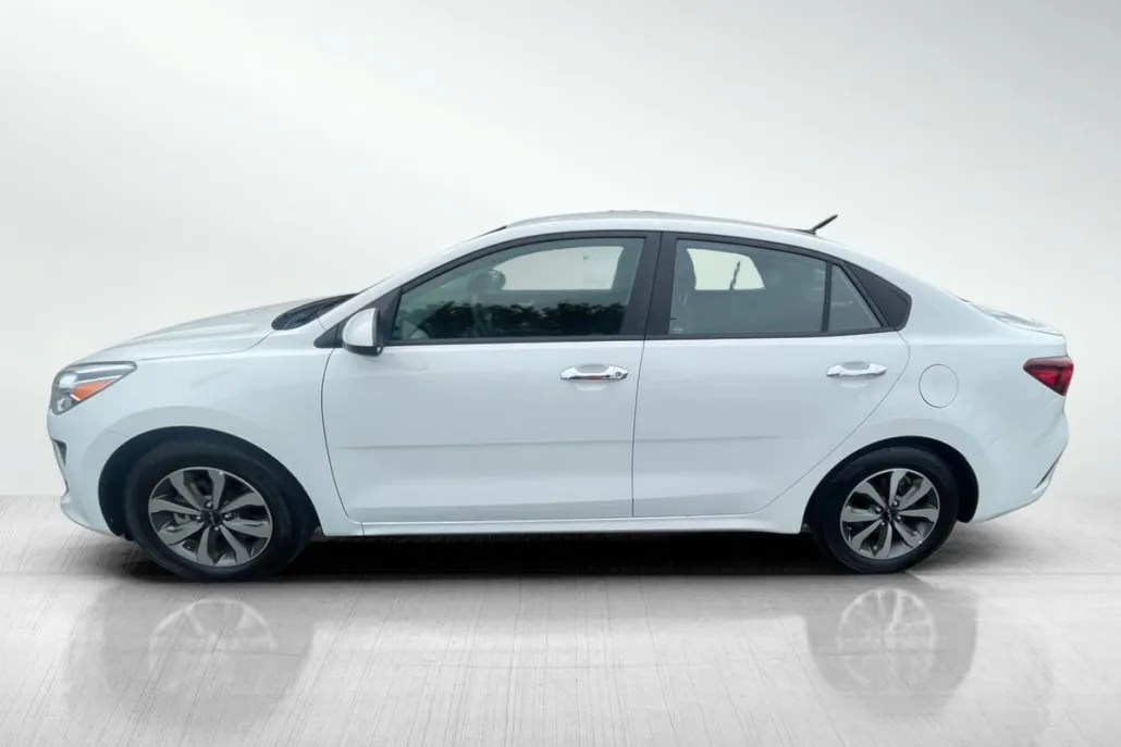 2022 Kia Rio S photo 1