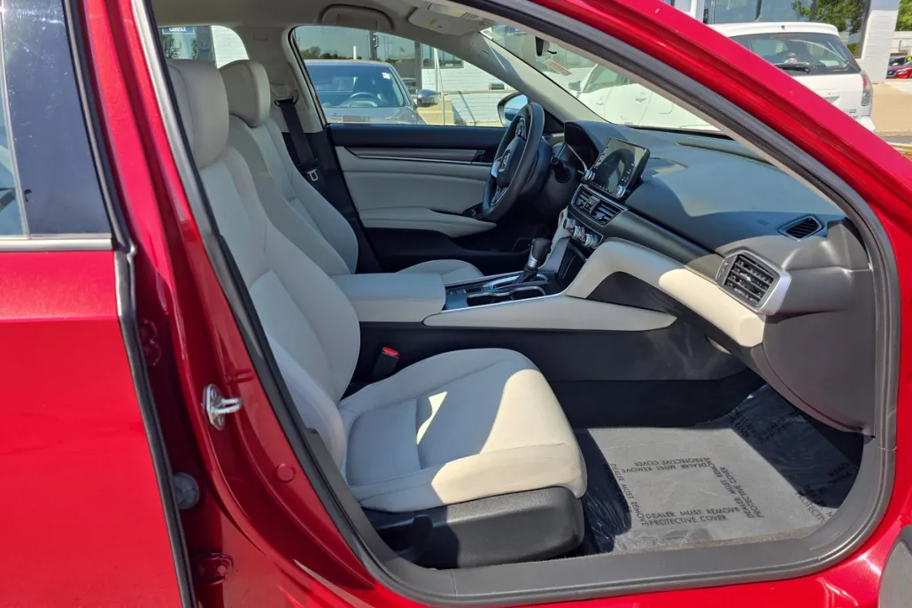 2019 Honda Accord LX 1.5T photo 1