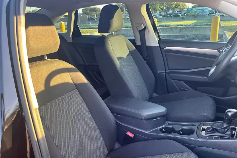 2021 Volkswagen Jetta SE R-Line photo 1