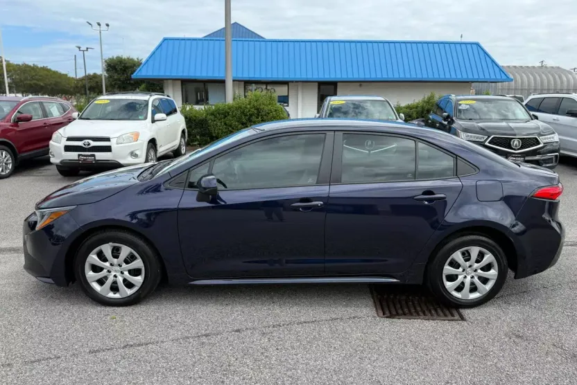 2022 Toyota Corolla LE photo 1