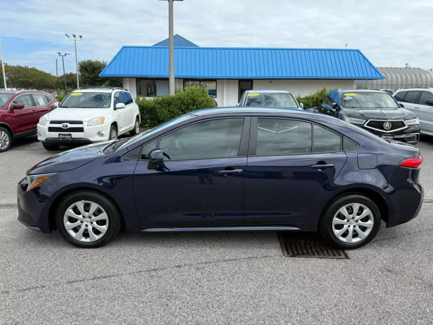 2022 Toyota Corolla LE photo 1
