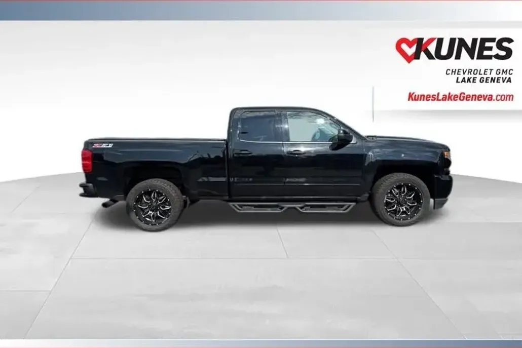 2017 Chevrolet Silverado 1500 LT2 photo 1