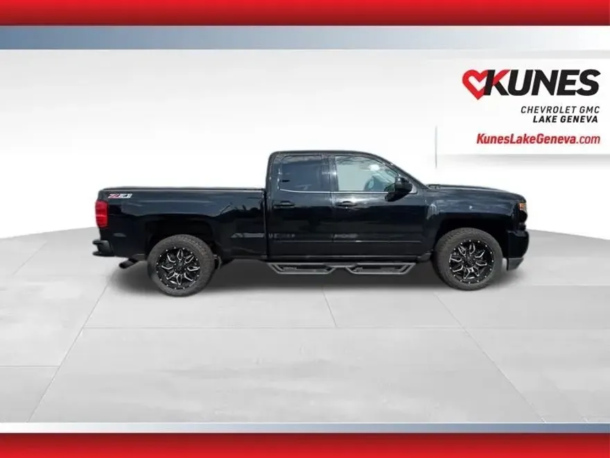 2017 Chevrolet Silverado 1500 LT2 photo 1