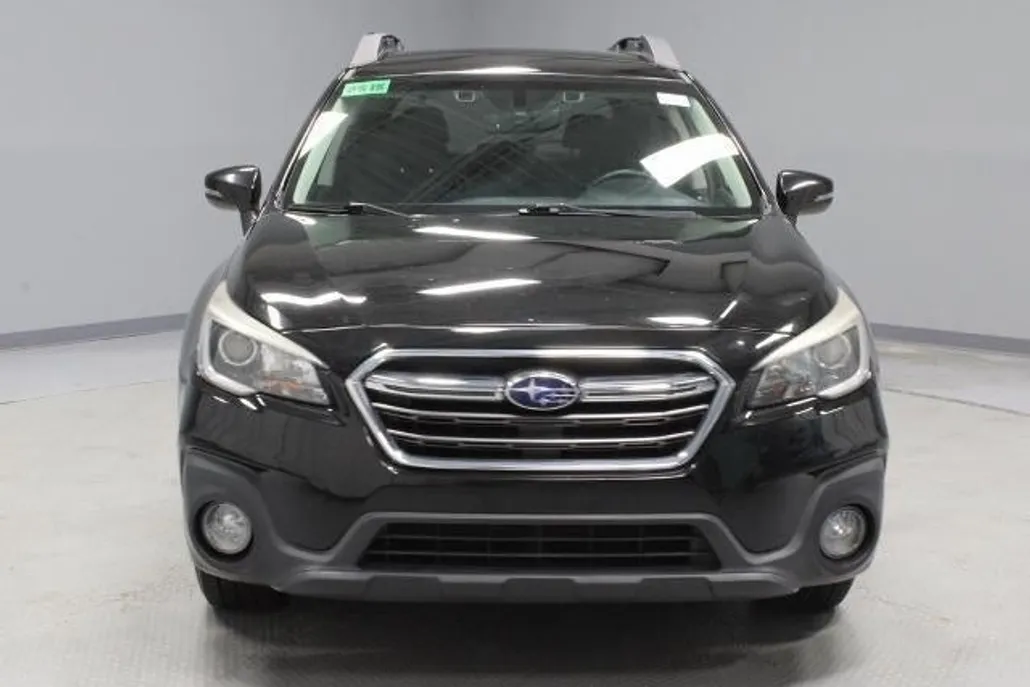 2018 Subaru Outback Premium photo 1