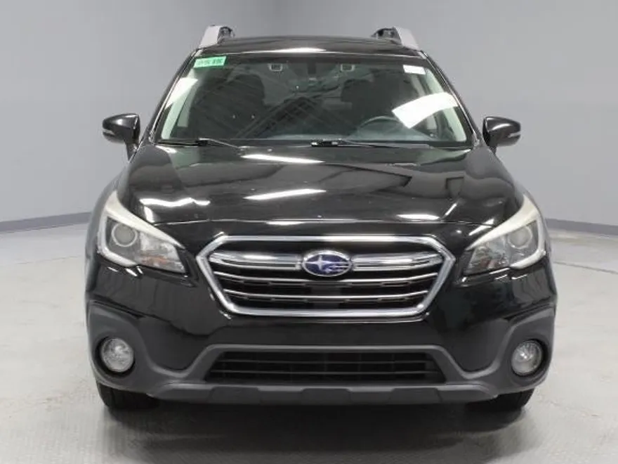 2018 Subaru Outback Premium photo 1