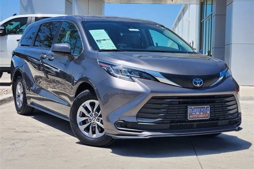 2022 Toyota Sienna LE photo 1