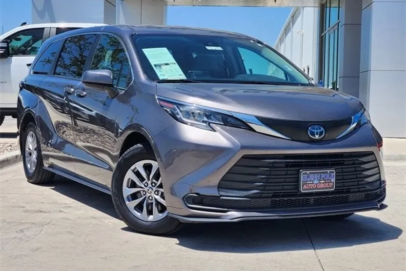 2022 Toyota Sienna LE photo 1