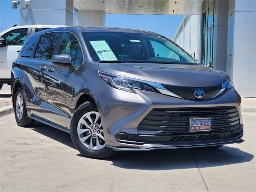 2022 Toyota Sienna LE photo 1
