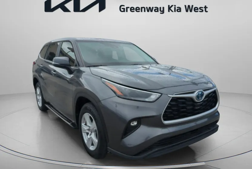 2023 Toyota Highlander LE photo 1