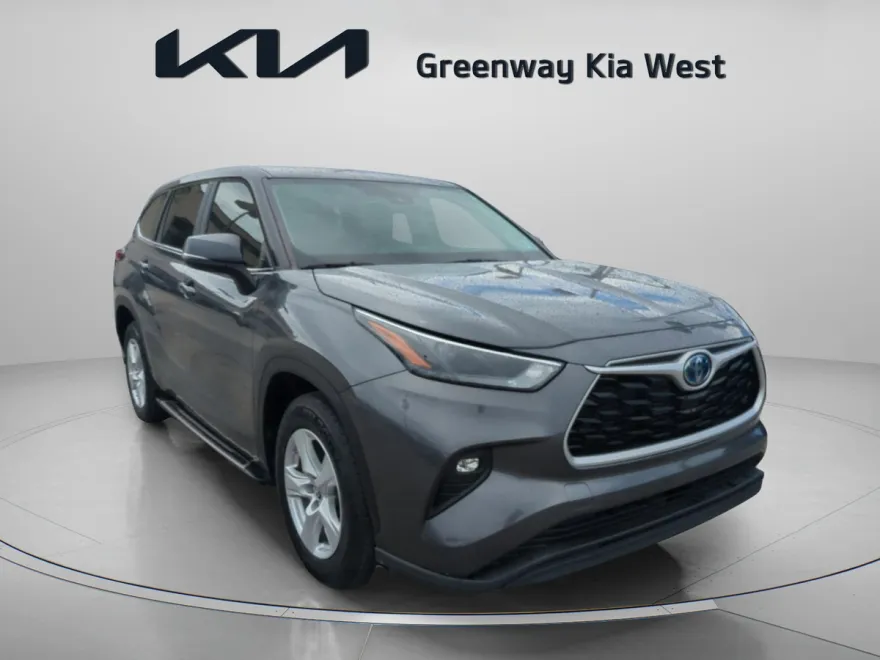 2023 Toyota Highlander LE photo 1