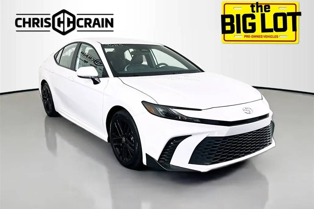 2025 Toyota Camry SE photo 1