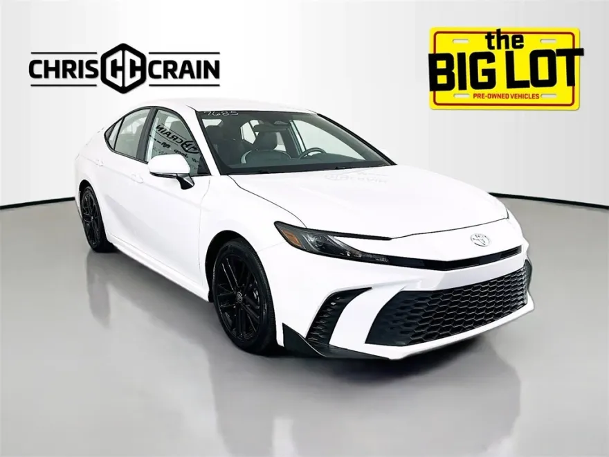 2025 Toyota Camry SE photo 1
