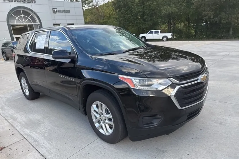 2021 Chevrolet Traverse LS photo 1