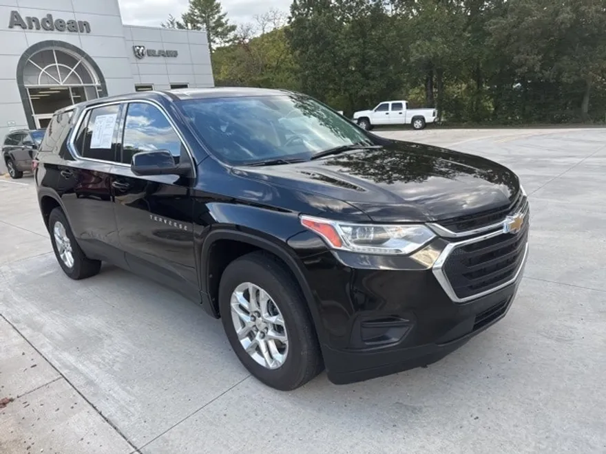 2021 Chevrolet Traverse LS photo 1