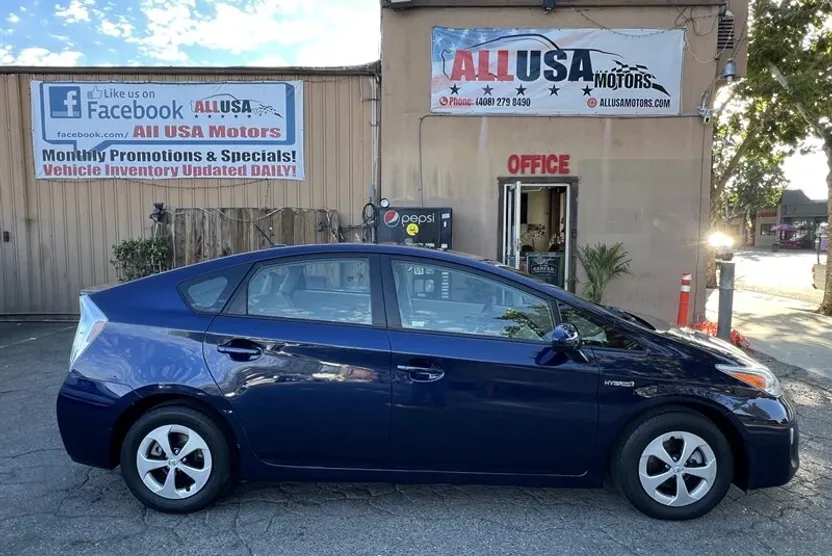 2015 Toyota Prius Four photo 1