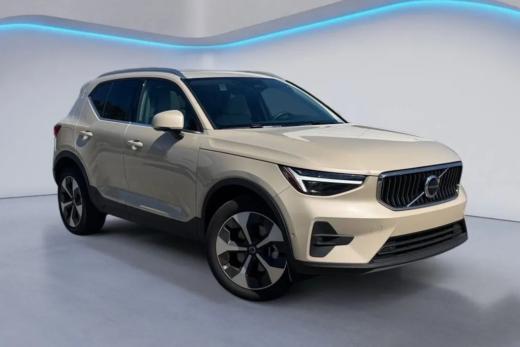 2025 Volvo XC40 Plus photo 1