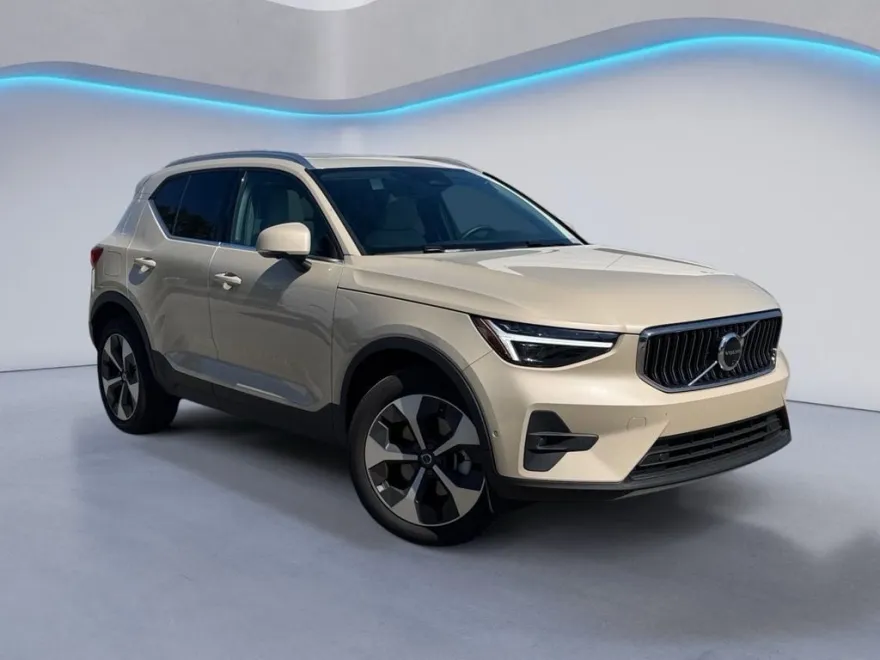 2025 Volvo XC40 Plus photo 1