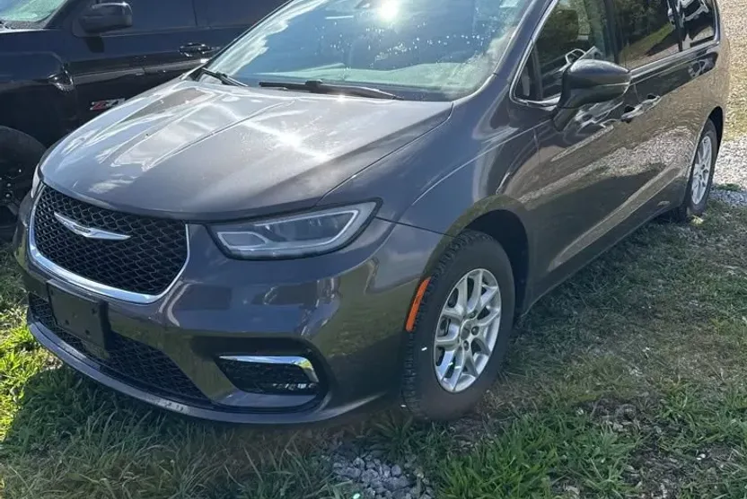 2021 Chrysler Pacifica Touring L photo 1