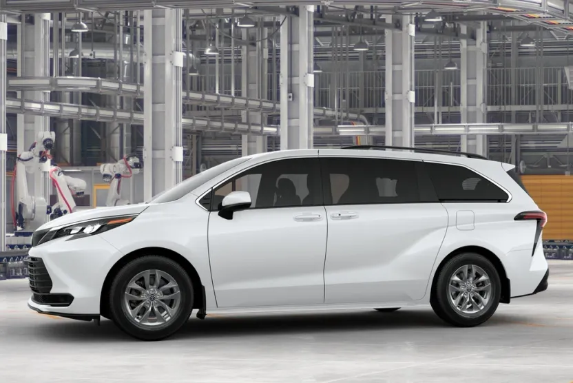 2025 Toyota Sienna LE photo 1