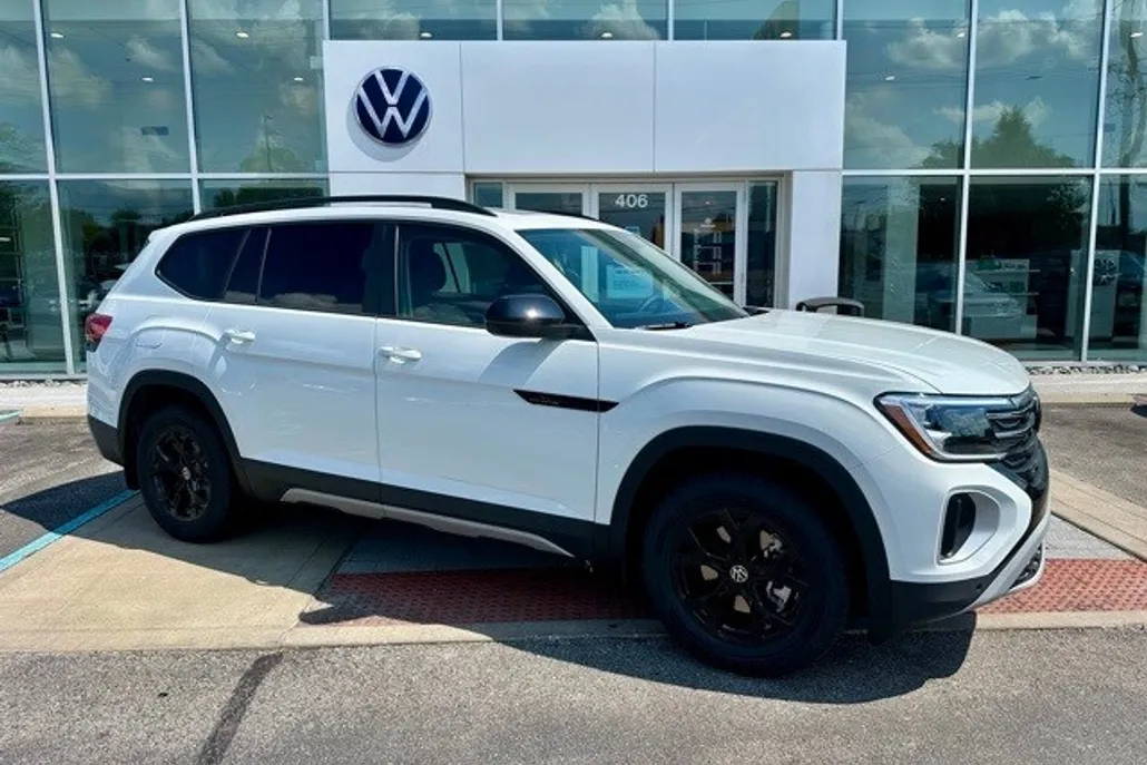 2025 Volkswagen Atlas Peak Edition SE photo 1