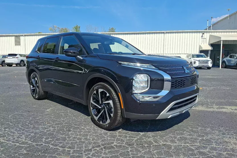 2024 Mitsubishi Outlander SE photo 1
