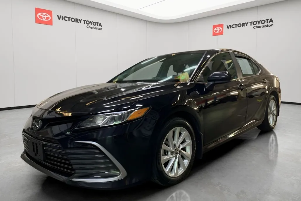 2023 Toyota Camry LE photo 1