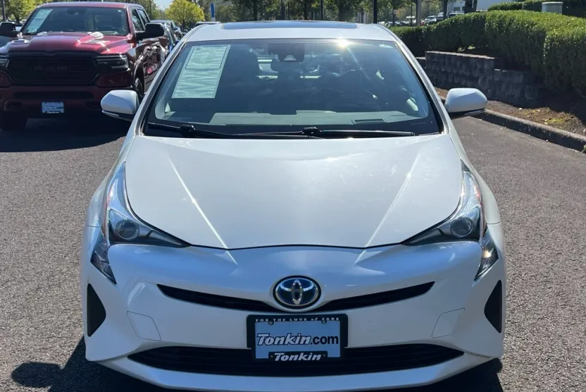 2016 Toyota Prius Four photo 1