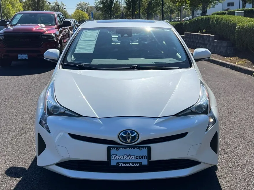 2016 Toyota Prius Four photo 1