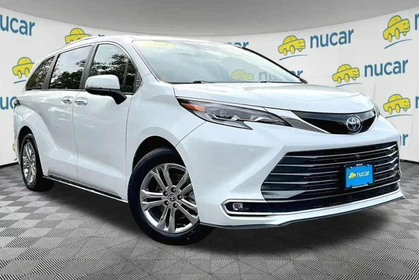 2022 Toyota Sienna Platinum photo 1