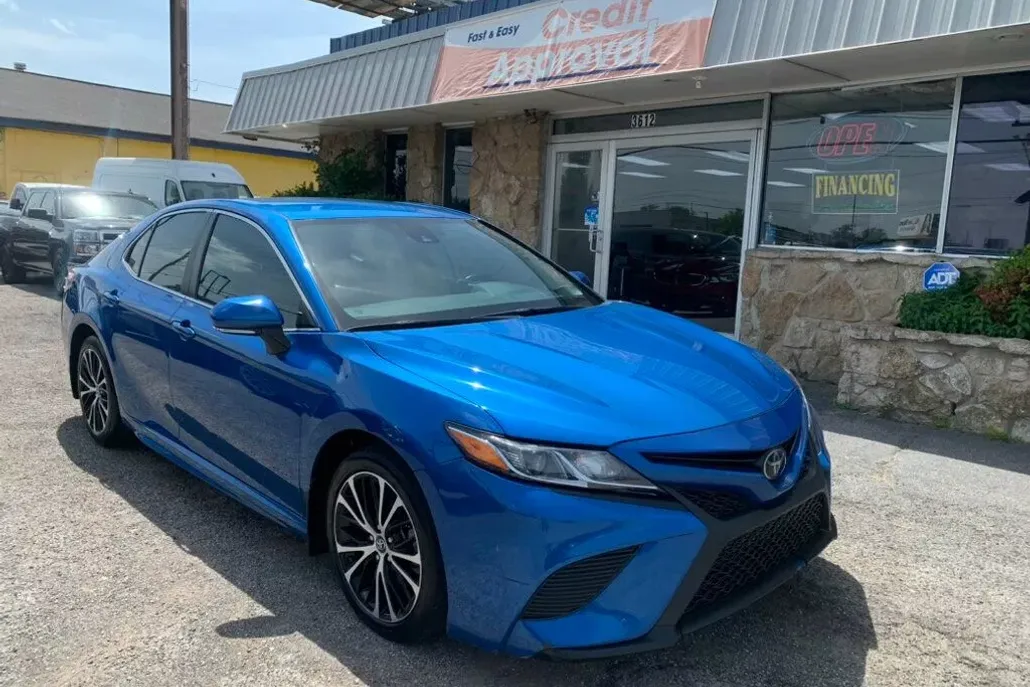 2019 Toyota Camry SE XLE photo 1