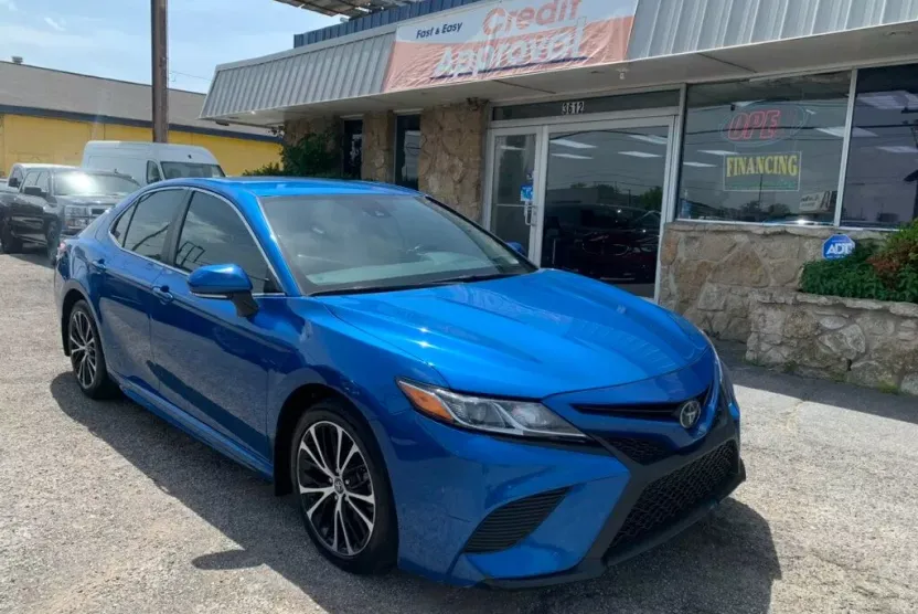 2019 Toyota Camry SE XLE photo 1