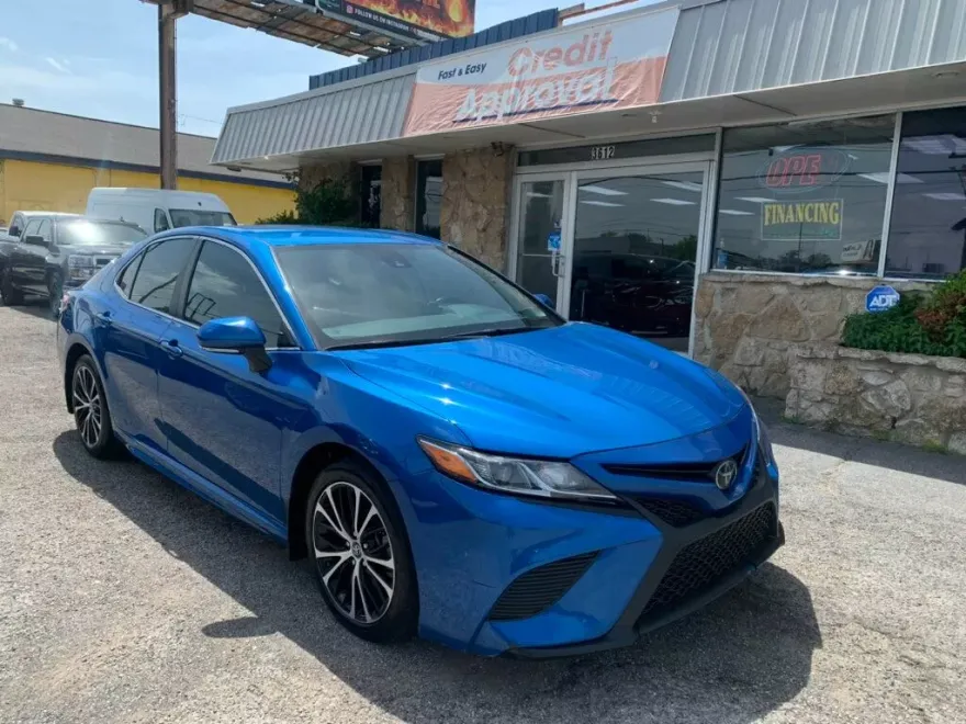 2019 Toyota Camry SE XLE photo 1