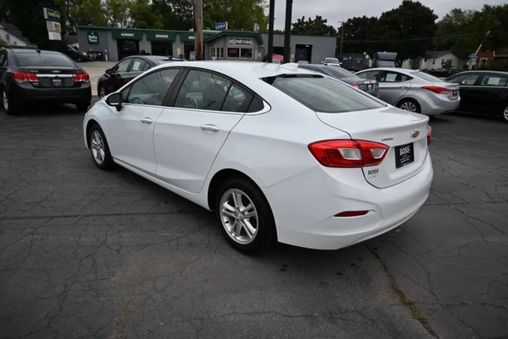 2016 Chevrolet Cruze LT photo 1