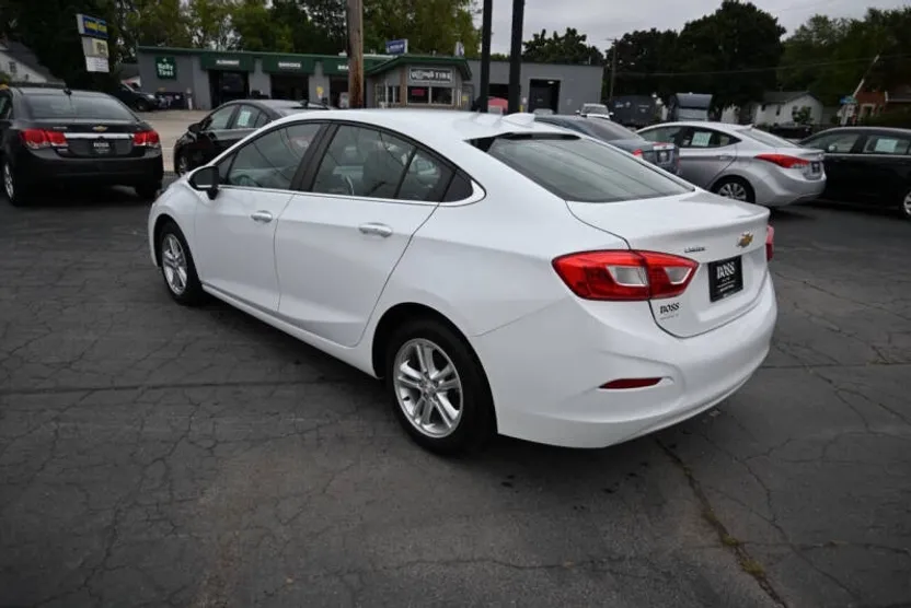 2016 Chevrolet Cruze LT photo 1