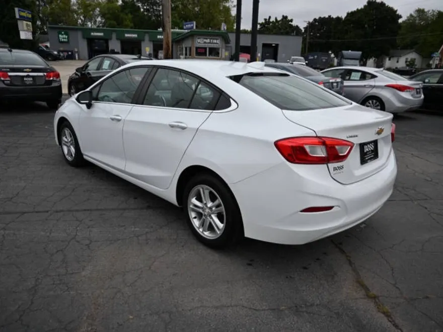 2016 Chevrolet Cruze LT photo 1