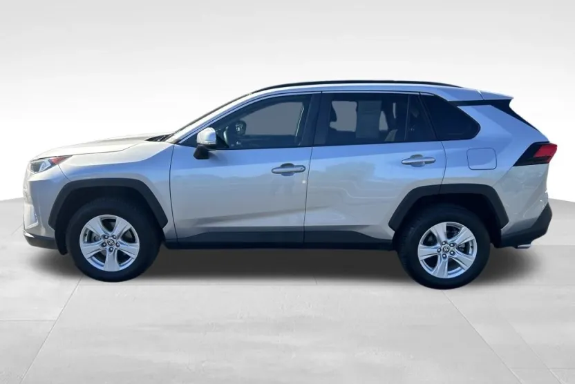 2021 Toyota RAV4 XLE photo 1