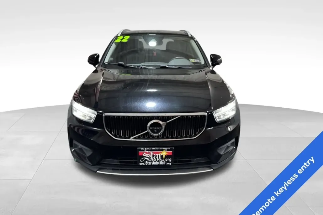 2022 Volvo XC40 Momentum photo 1