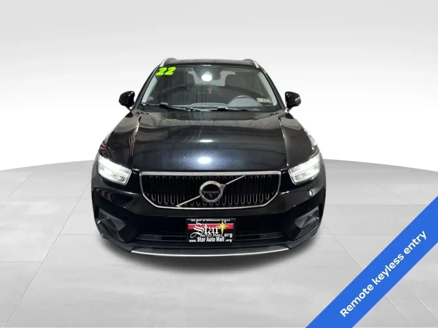 2022 Volvo XC40 Momentum photo 1