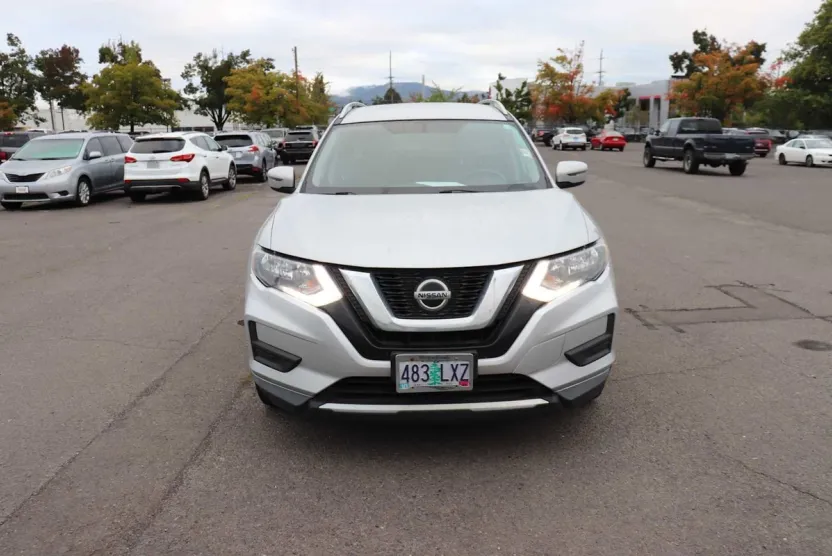 2018 Nissan Rogue SV photo 1