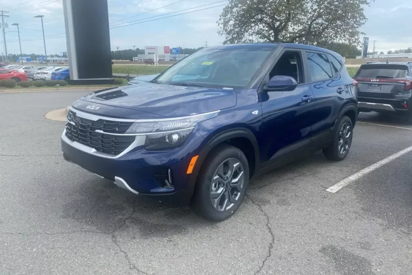 2026 Kia Seltos LX photo 1