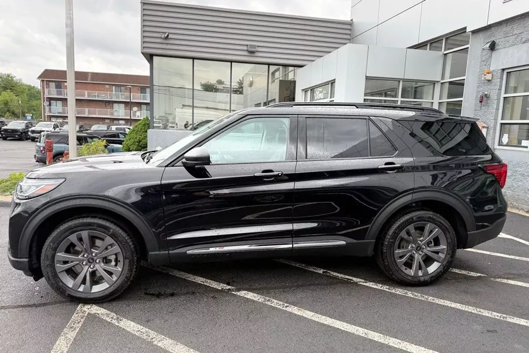 2025 Ford Explorer photo 1
